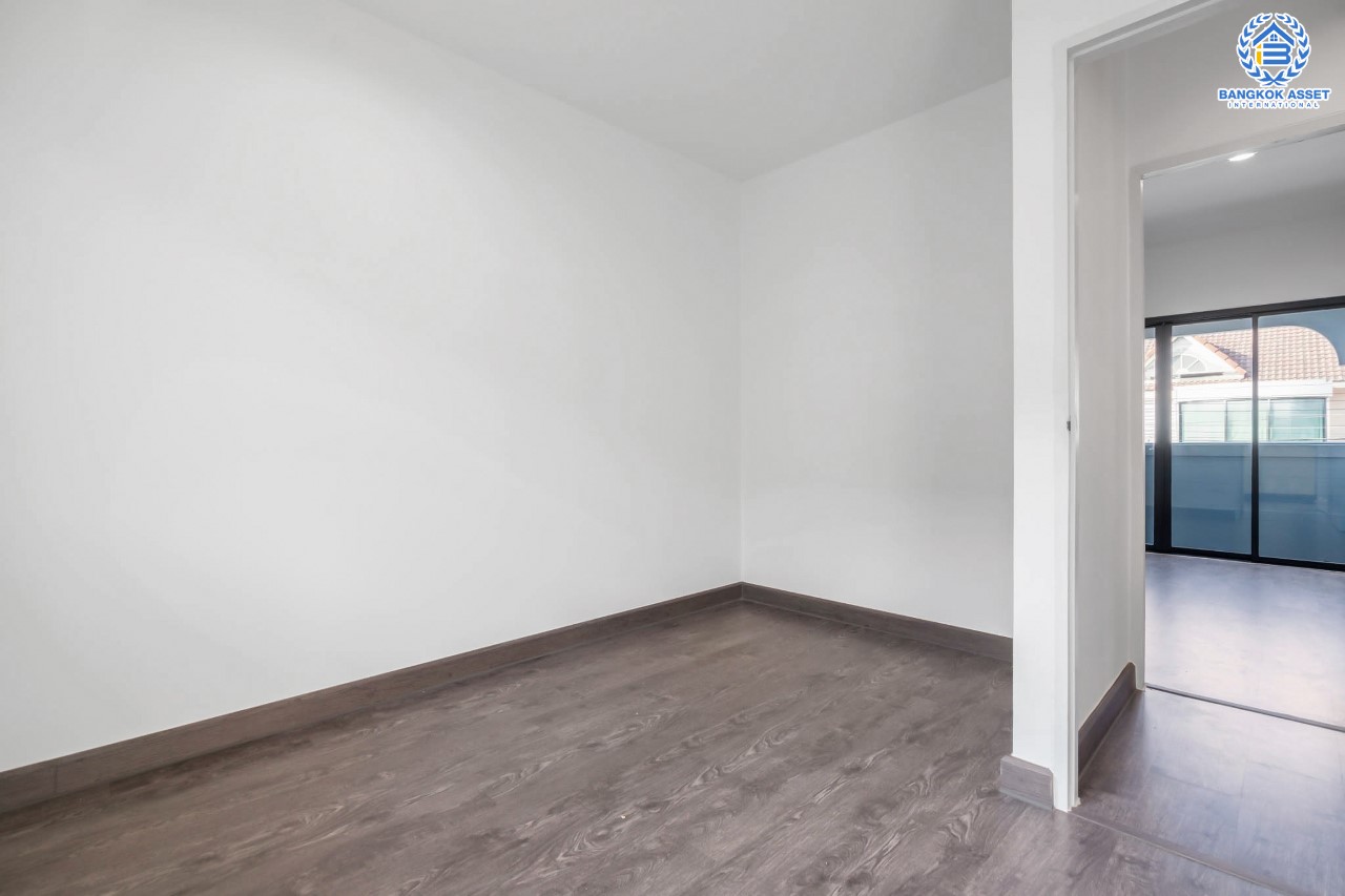 บ้านมือสองตกแต่งใหม่ บนทำเลที่ดีที่สุด! หน้าโครงการติด MRT "สถานีไทรม้า" ม.ซื่อตรง พระนั่งเกล้า-ท่าอิฐ ทาวน์เฮ้าส์หลังใหญ่ เนื้อที่ 26 ตร.ว. ฟังก์ชันจัดเต็ม 3 ห้องนอน 2 ห้องน้ำ 2 ที่จอดรถ ทำเลใกล้ เซ็นทรัลรัตนาธิเบศร์ และทางด่วน "งามวงศ์วาน"